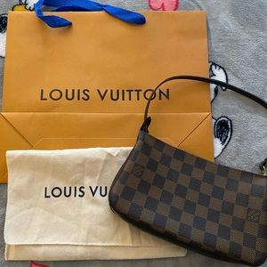 Authentic Louis Vuitton pochette